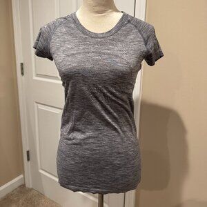 Lululemon Swiftly Tech Short-Sleeve Shirt 2.0 Hip Length - Size 6